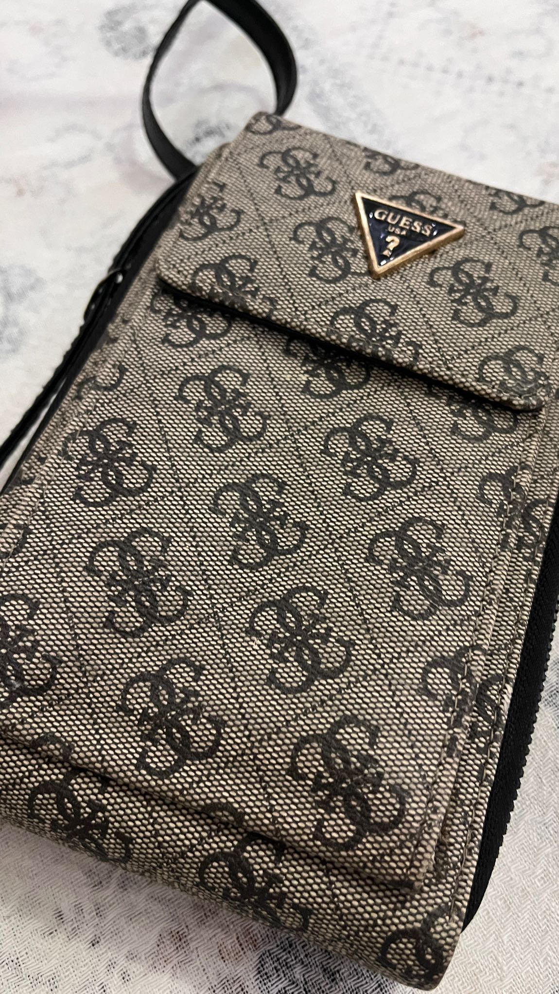 Guess Desenli Telefon Çantası — görsel 2/5