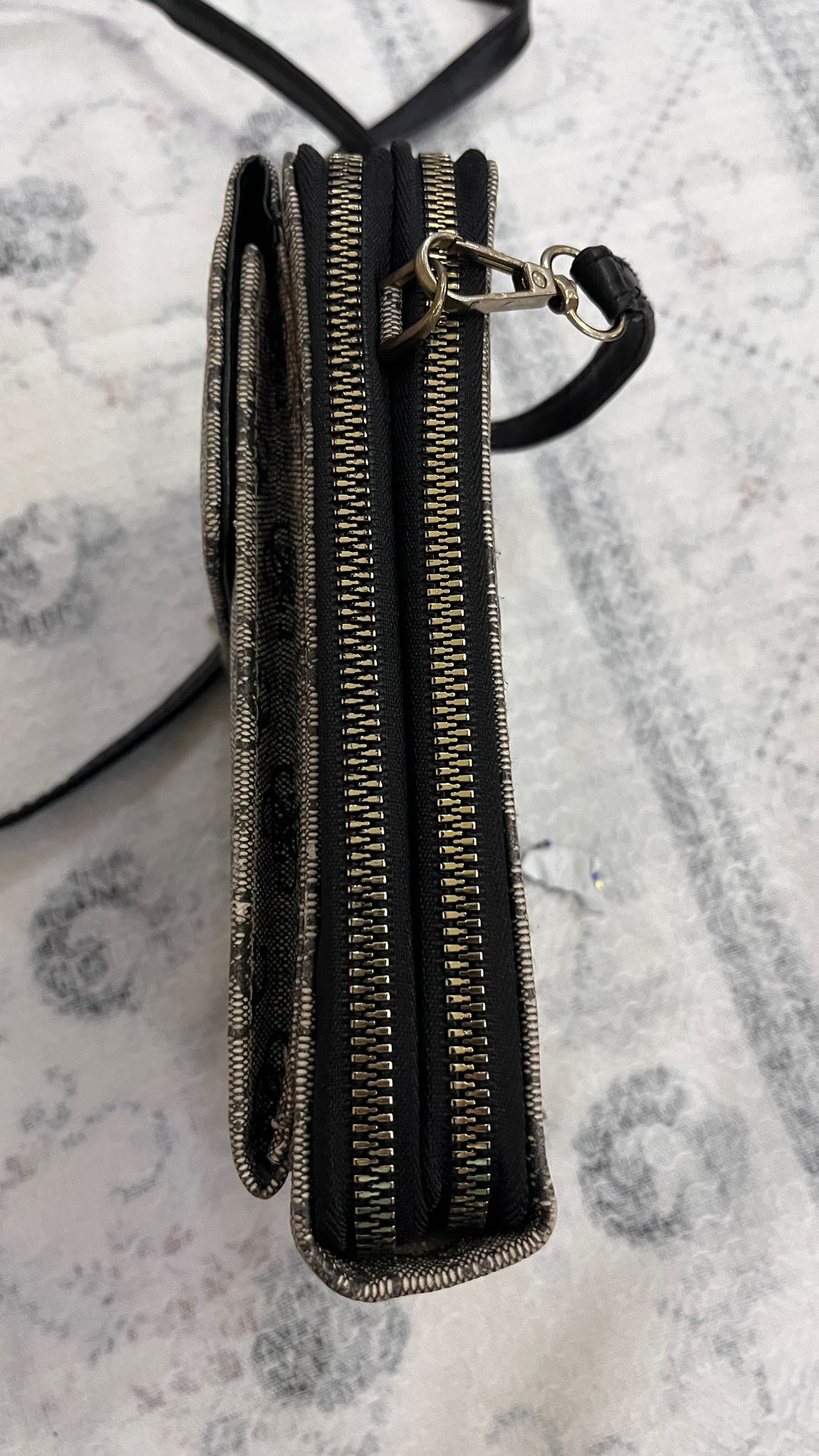 Guess Desenli Telefon Çantası — görsel 3/5