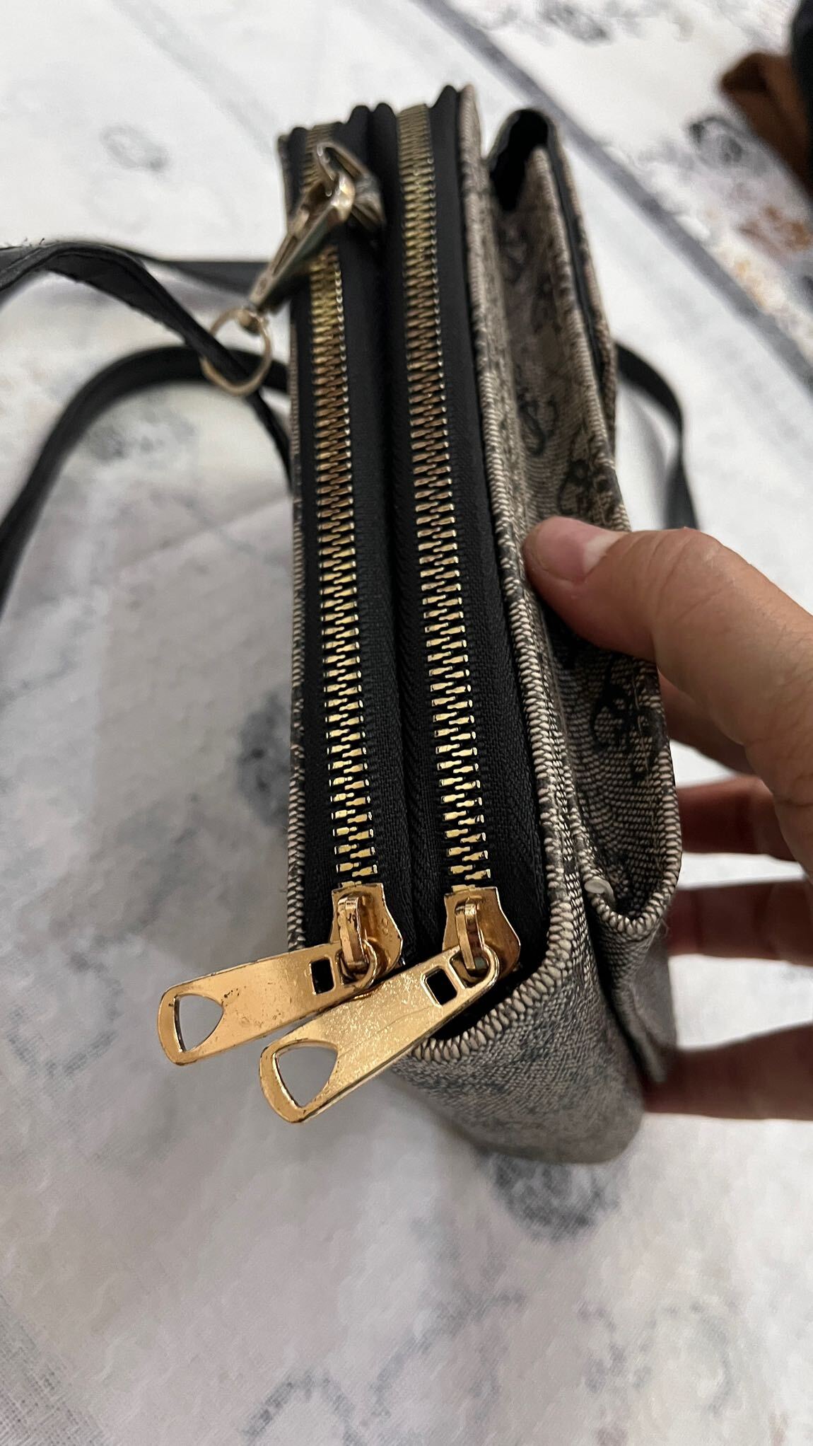 Guess Desenli Telefon Çantası — görsel 5/5