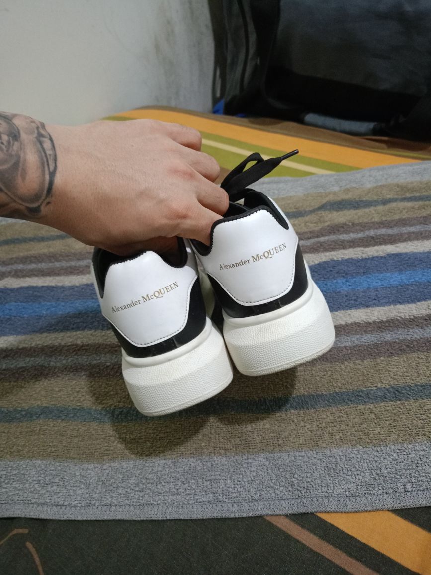 Alexander McQueen Siyah Spor Ayakkabı — görsel 2/6