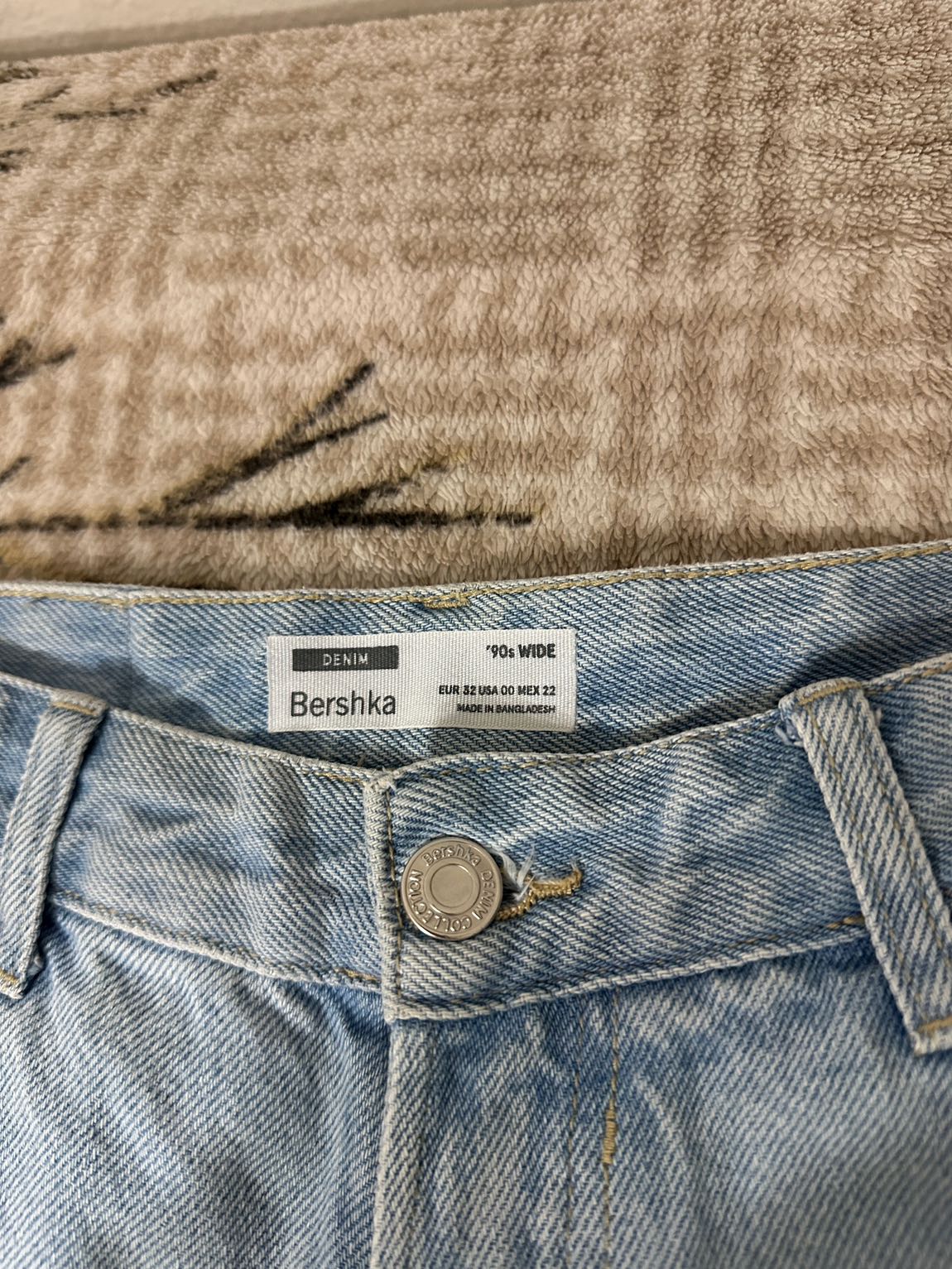 Bershka Yırtık Mavi Kot Pantolon — görsel 2/5