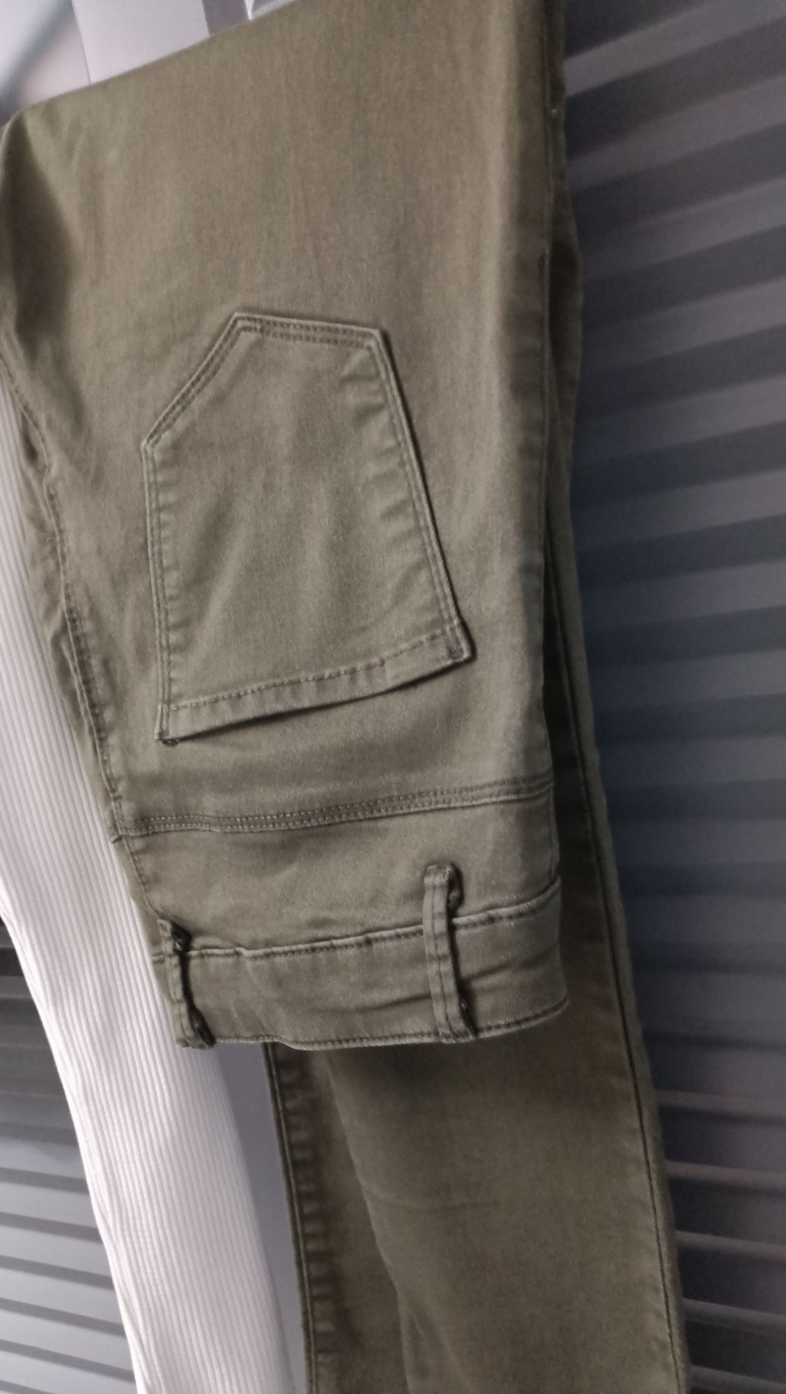 Mango Kot Bluz ve yeşil pantolon — görsel 4/4