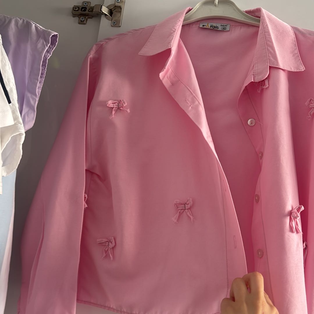 Pembe kurdele detaylı gömlek — görsel 4/6