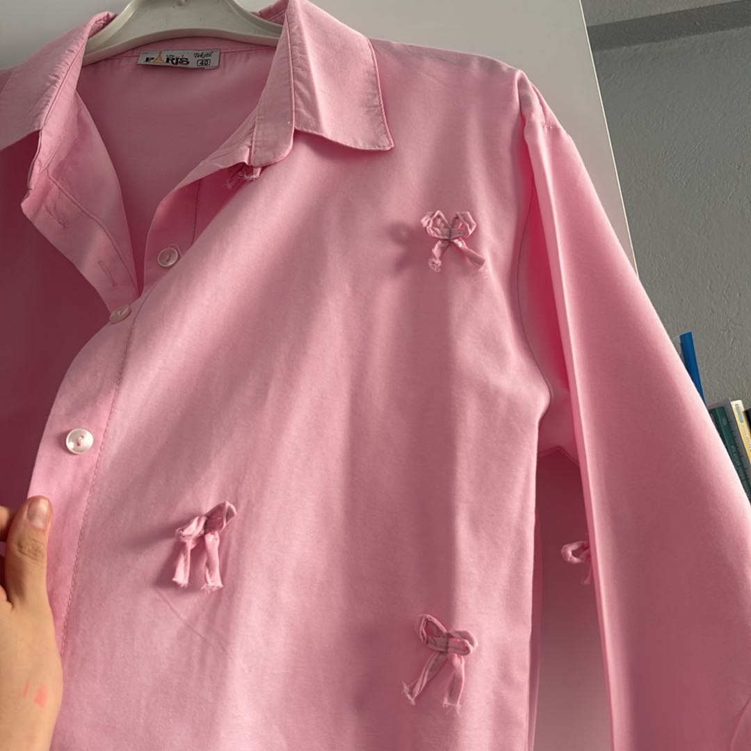 Pembe kurdele detaylı gömlek — görsel 3/6