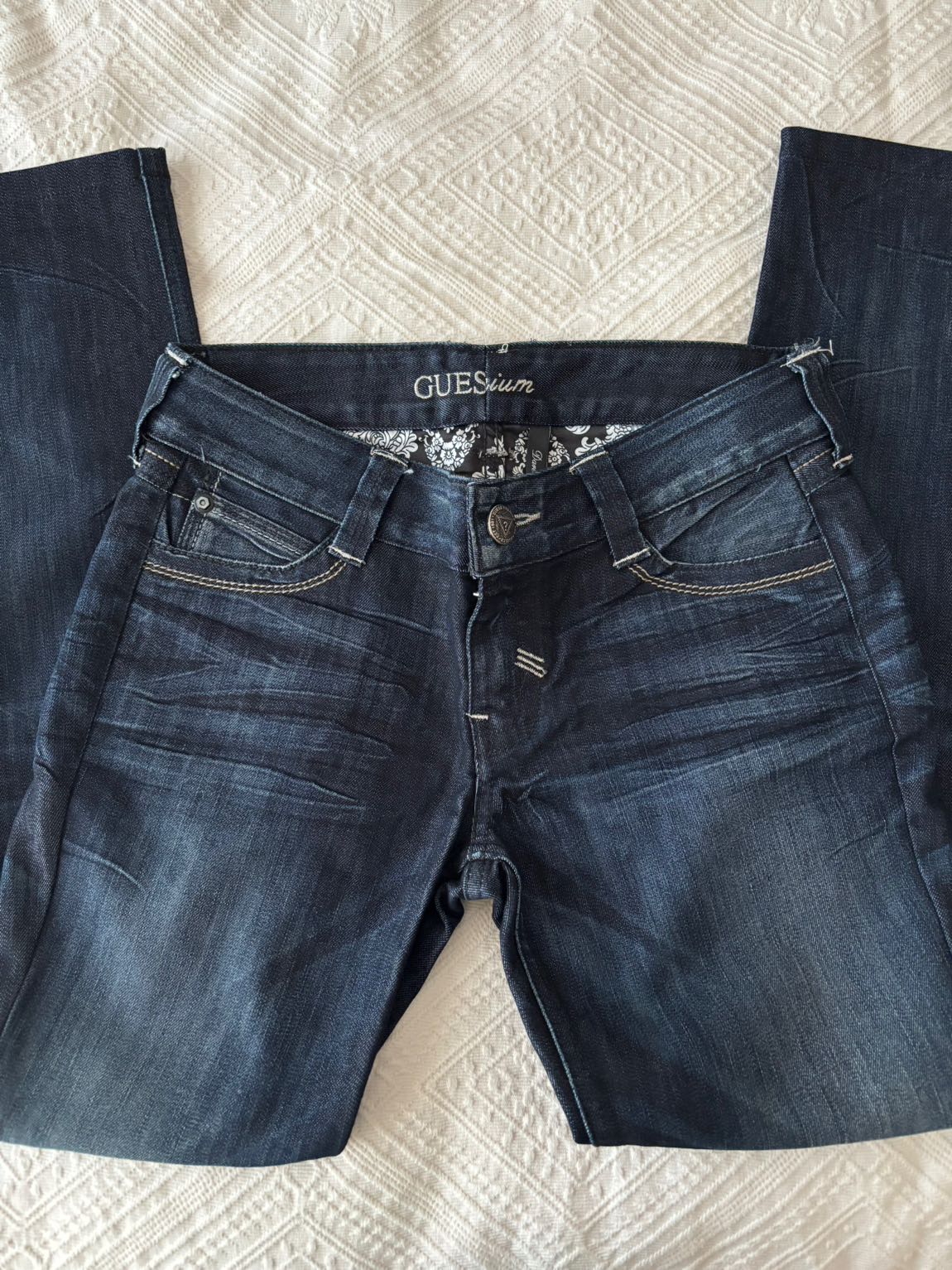 Guess Premium taşlı düşük bel pantolon — görsel 3/11
