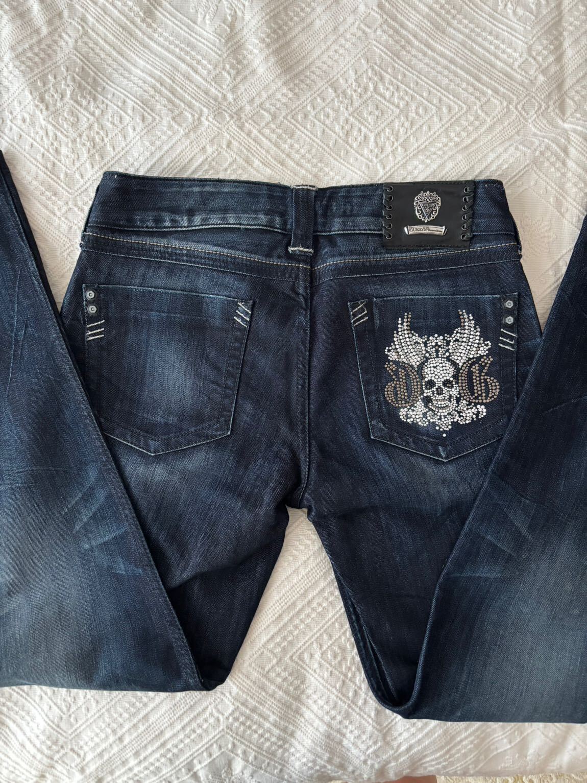 Guess Premium taşlı düşük bel pantolon — görsel 2/11