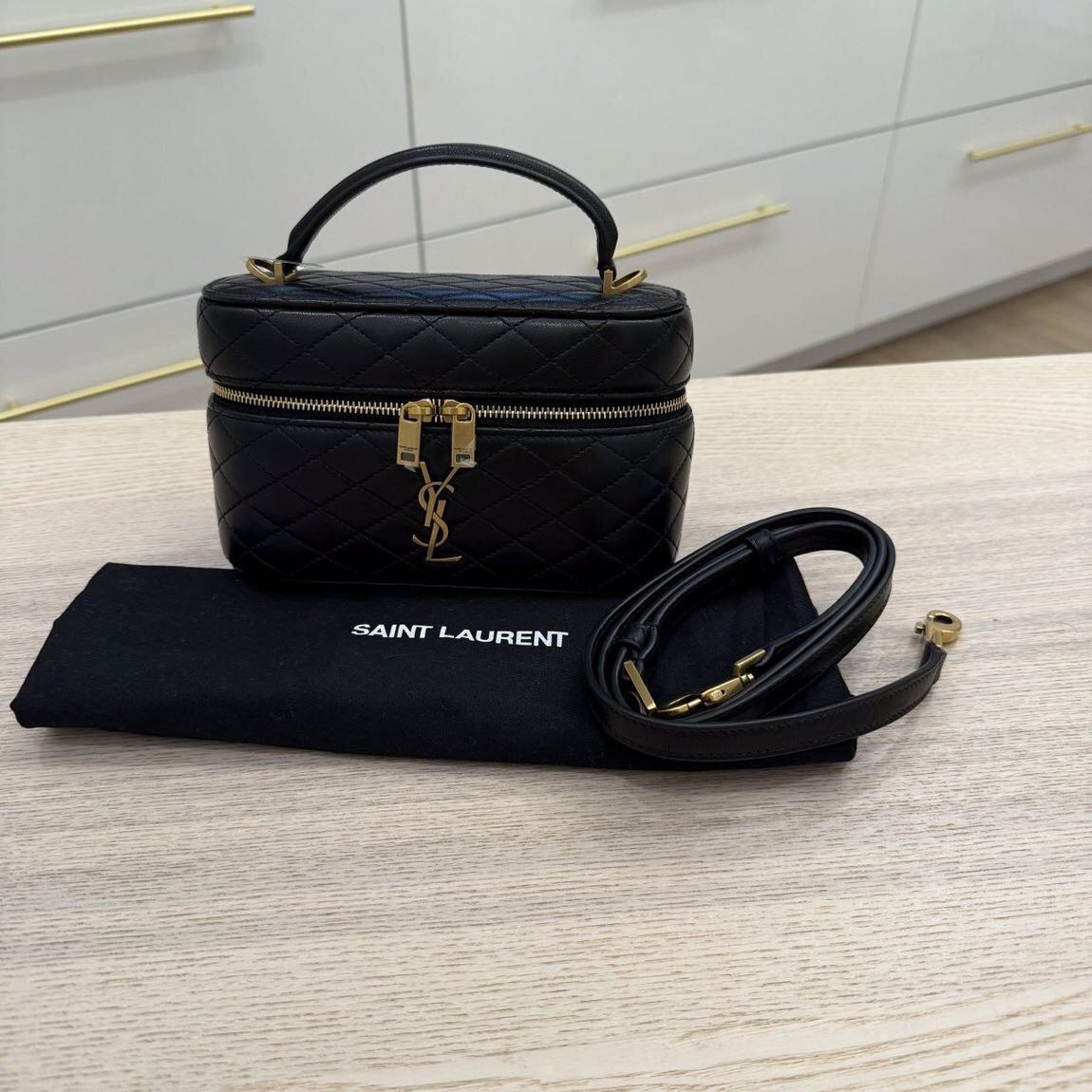 Saint Laurent Siyah Kapitone Çanta ve Gü — görsel 2/7