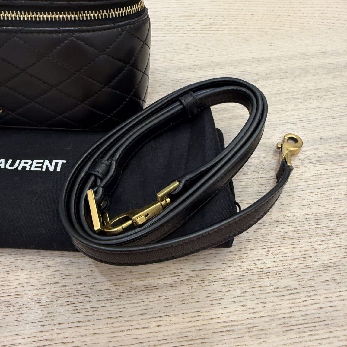 Saint Laurent Siyah Kapitone Çanta ve Gü — görsel 5/7