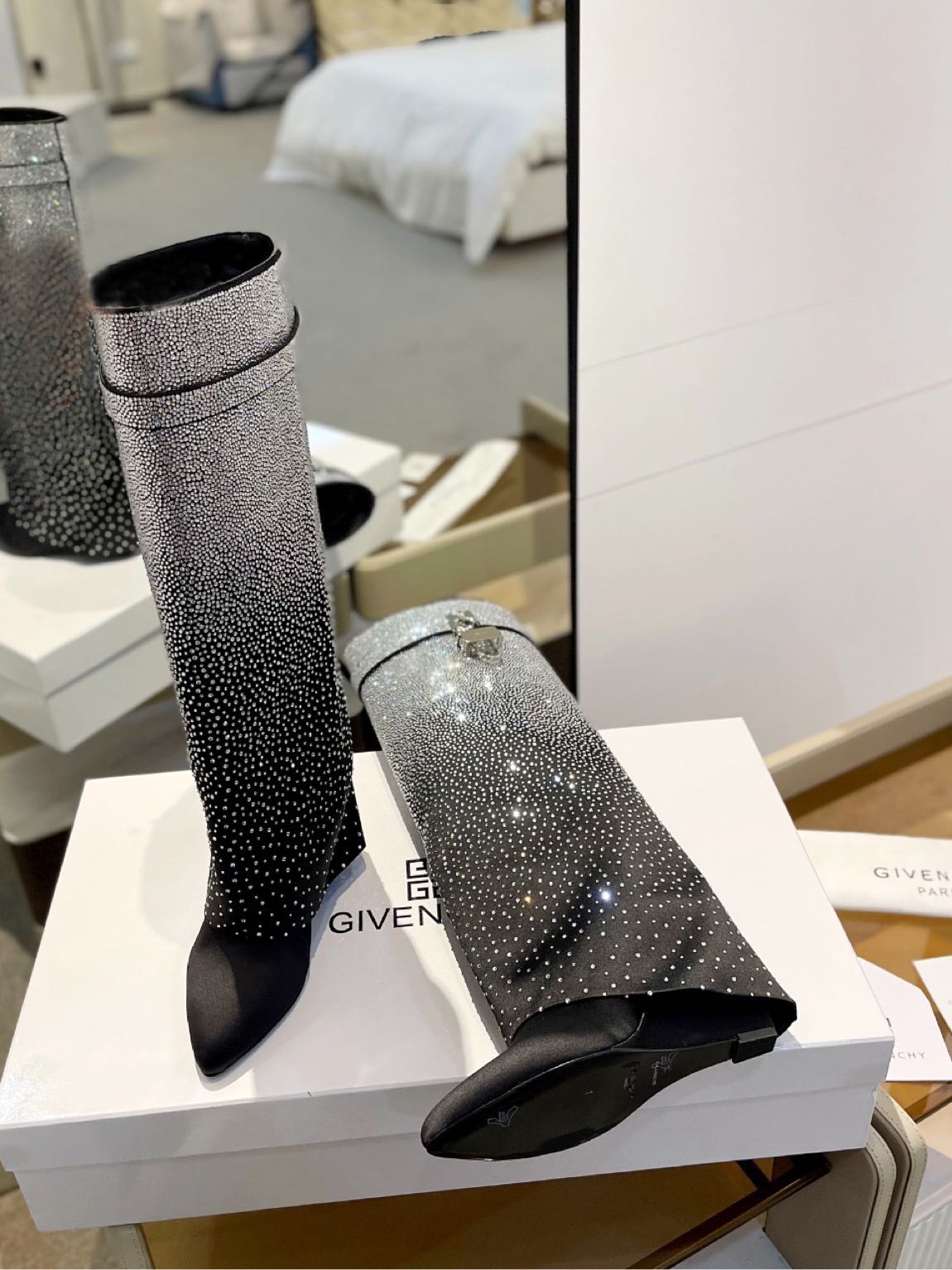 Givenchy — görsel 3/9