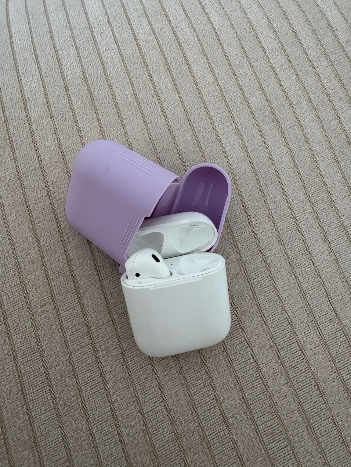 Orijinal Airpods ve Kılıf şey olarak — görsel 3/4