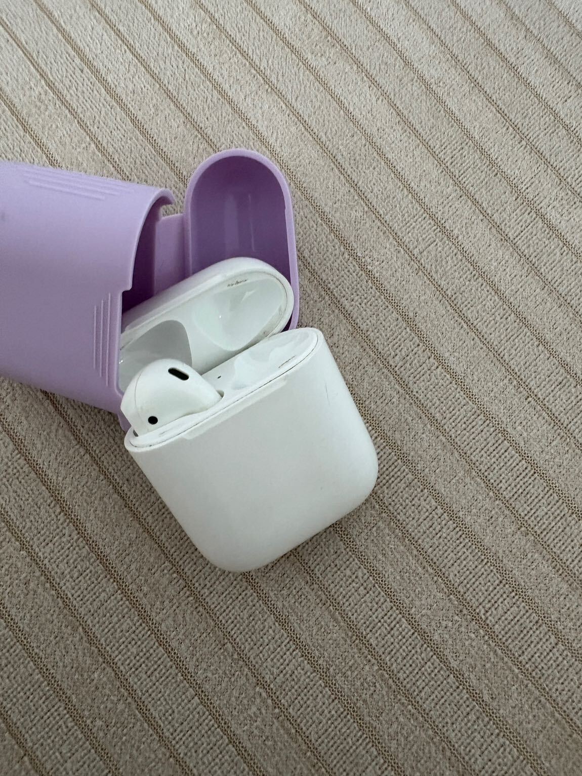 Orijinal Airpods ve Kılıf şey olarak — görsel 4/4