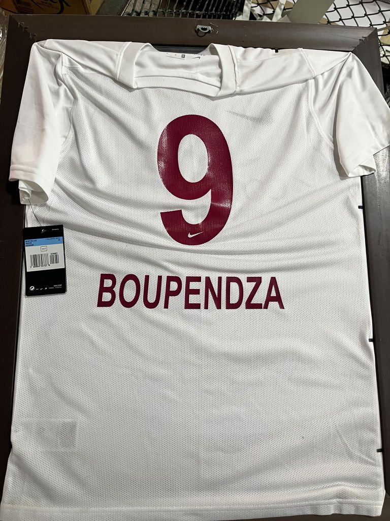 Boupendza imzalı koleksiyonluk — görsel 2/2