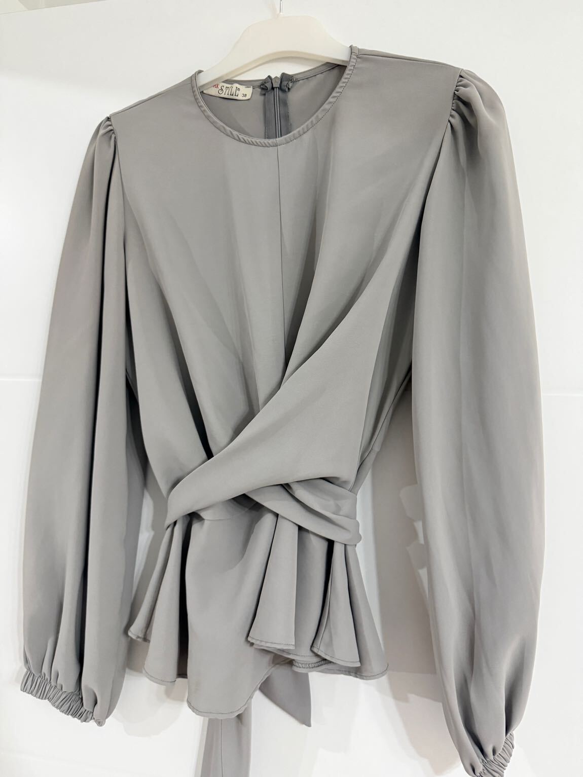 Gri Peplum Detaylı Bluz — görsel 2/4