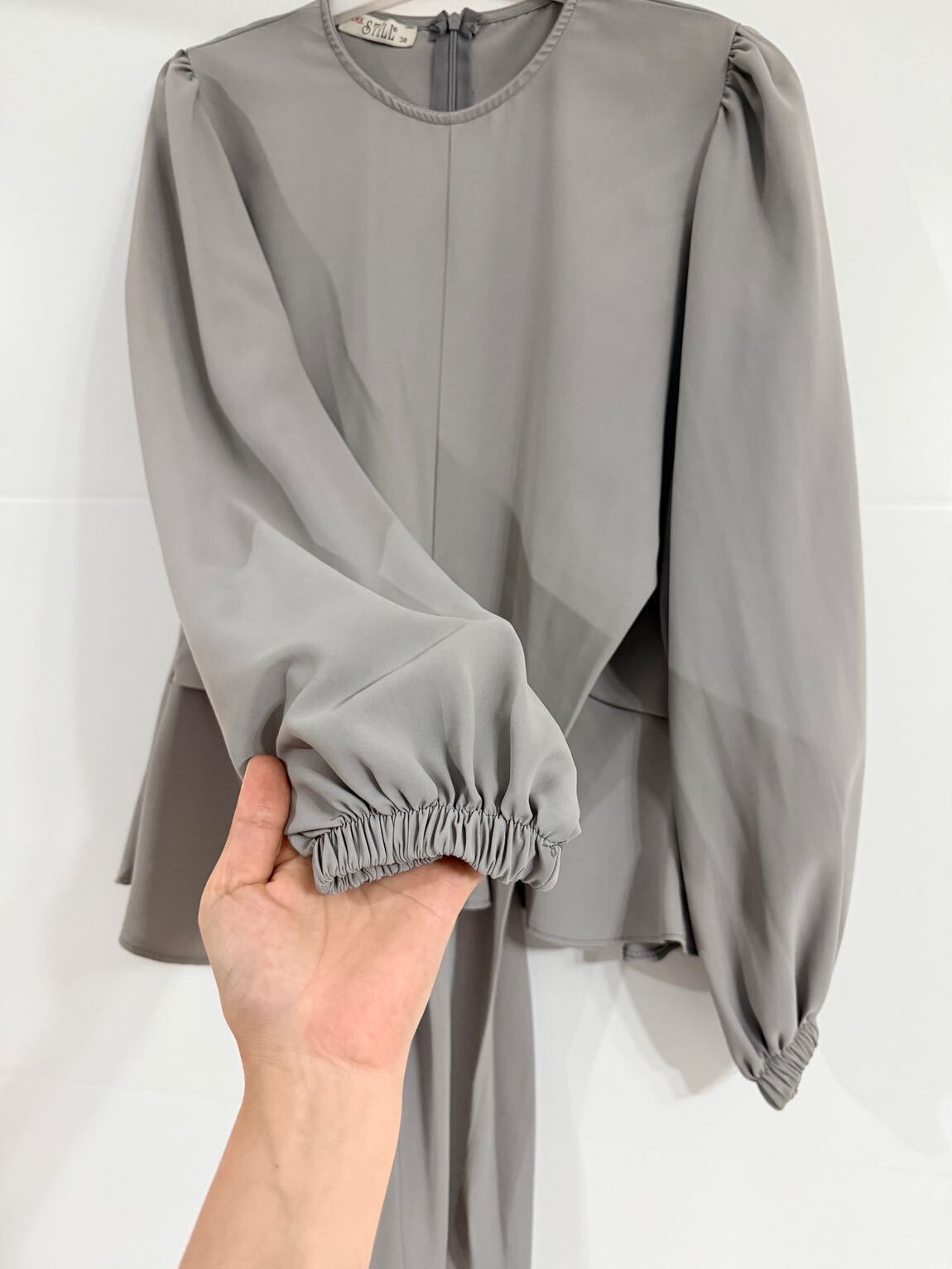Gri Peplum Detaylı Bluz — görsel 3/4