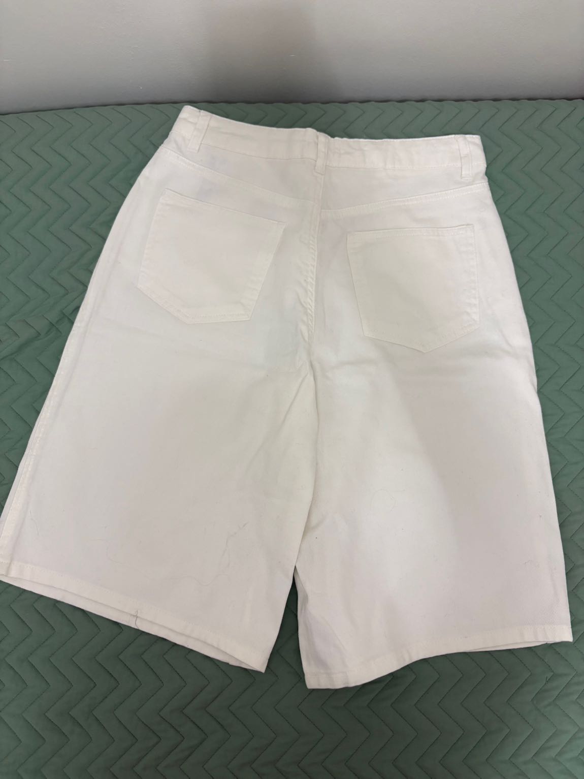 Beyaz bermuda şort — görsel 3/4