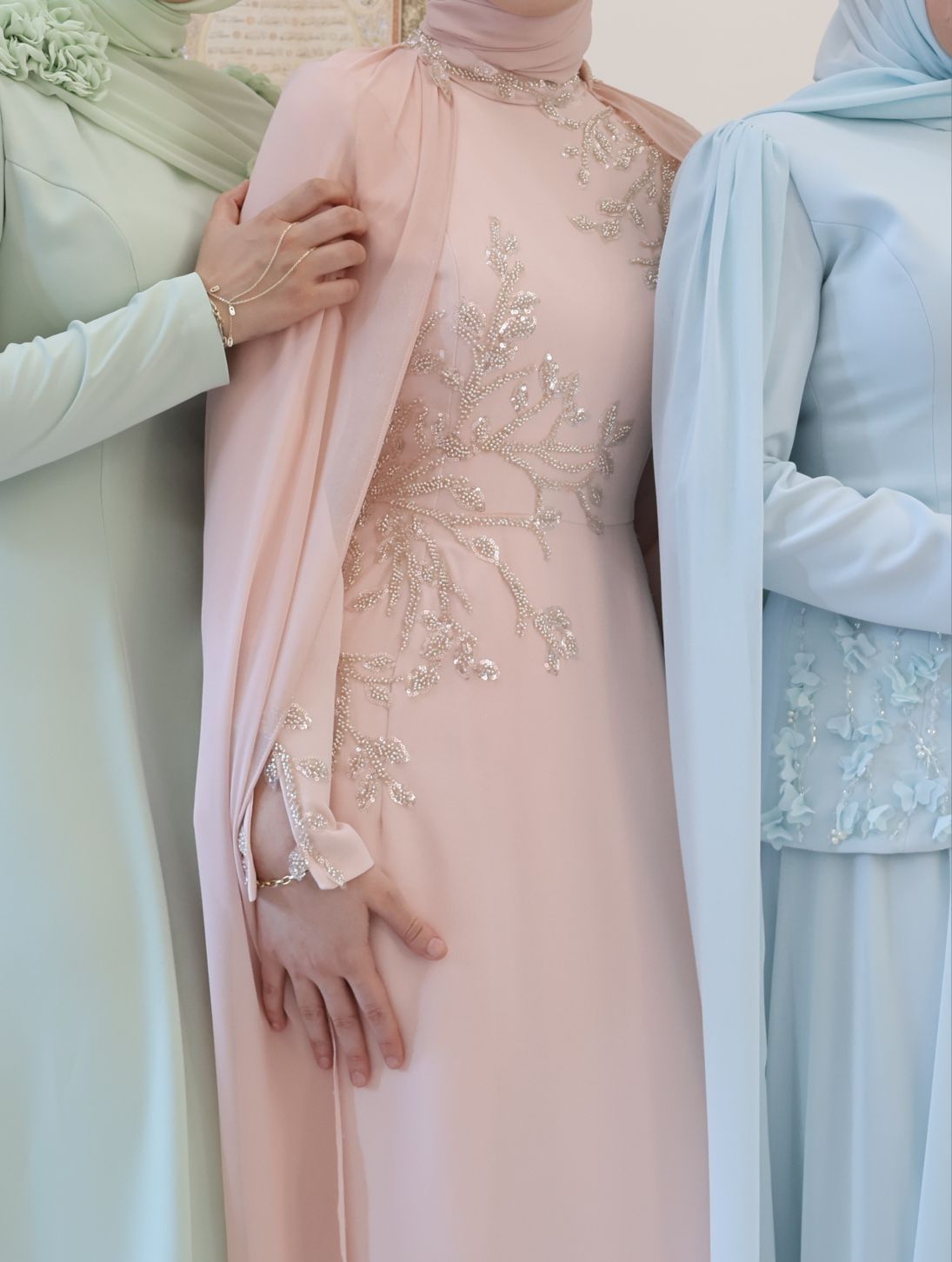 pelerinli pembe yavruağzı tesettür abiye — görsel 2/9