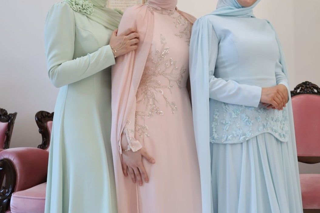 pelerinli pembe yavruağzı tesettür abiye — görsel 4/9