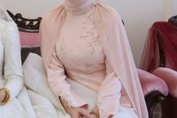 pelerinli pembe yavruağzı tesettür abiye — görsel 3/9