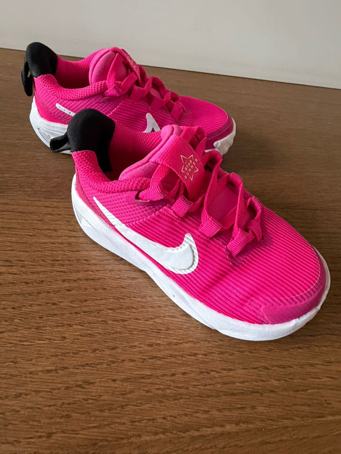 Nike Pembe Spor Ayakkabi — görsel 2/4