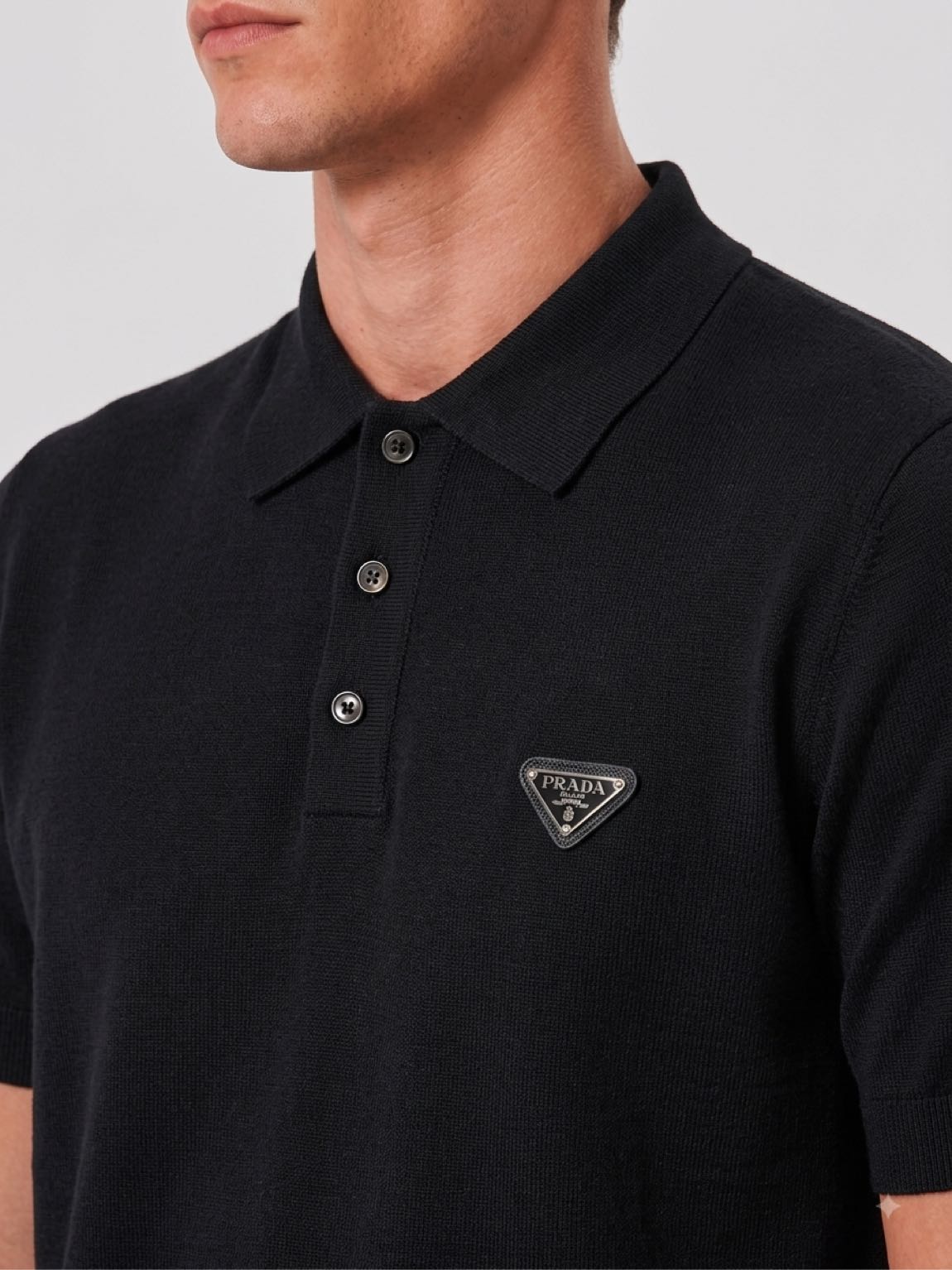 Prada Polo Yaka Siyah Tişört — görsel 2/5