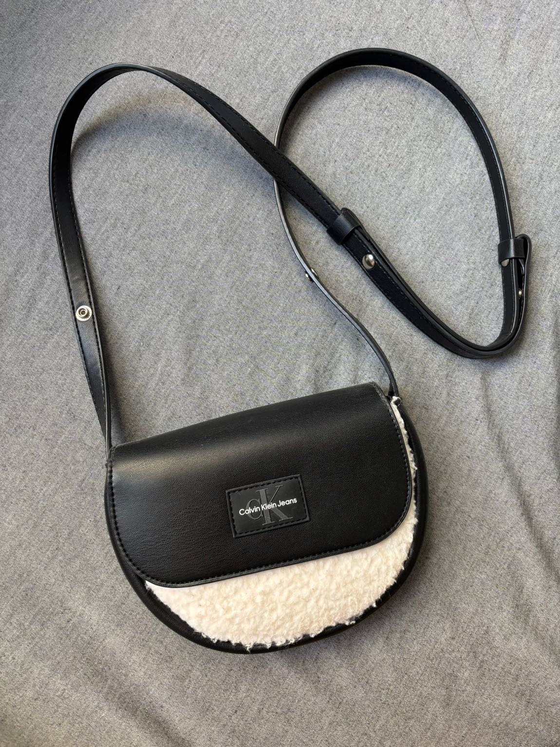 Calvin Klein Siyah Kemer Detaylı Çanta — görsel 2/4