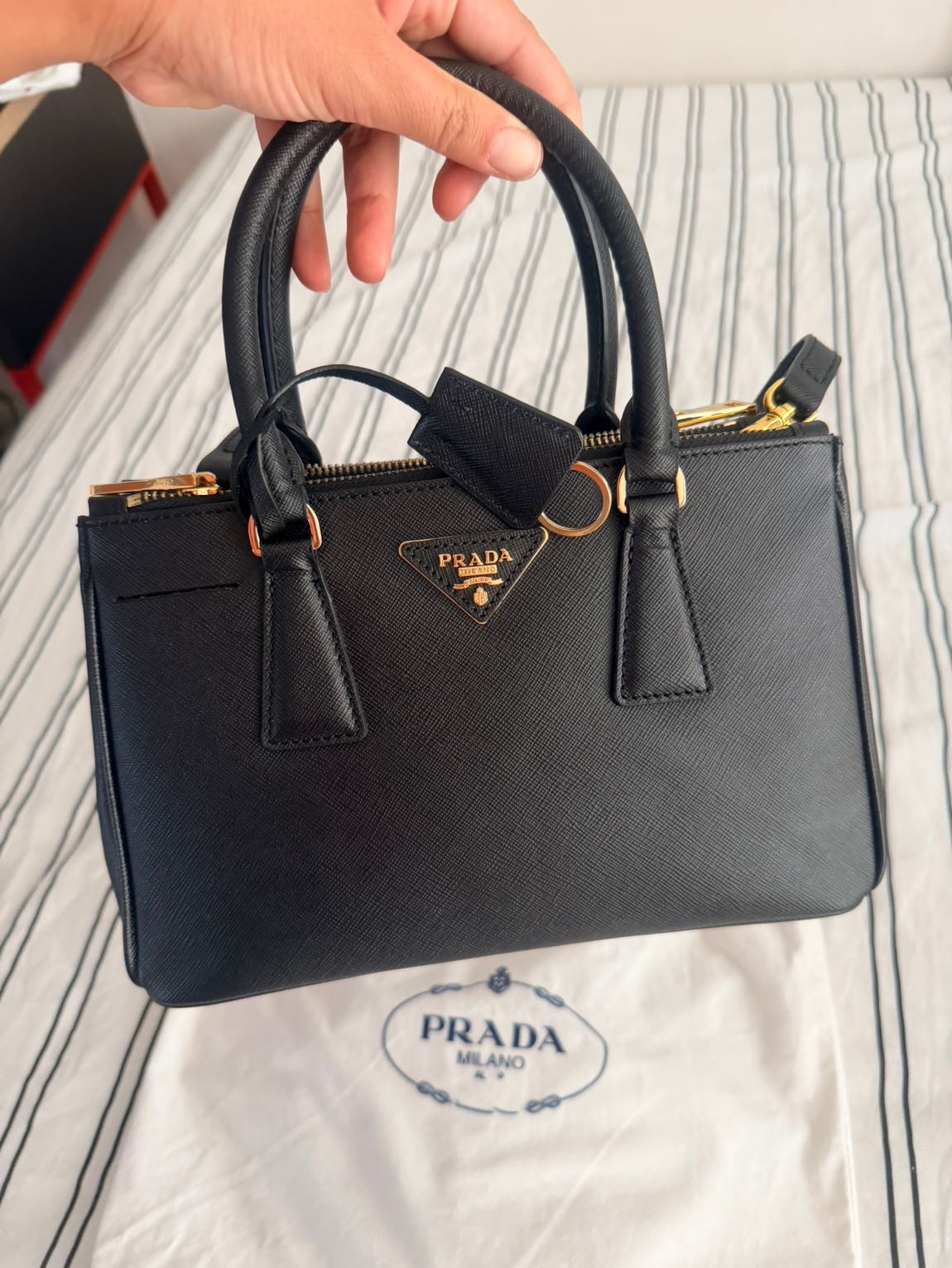 Prada Siyah Deri Omuz Çantası Sıfır — görsel 2/8