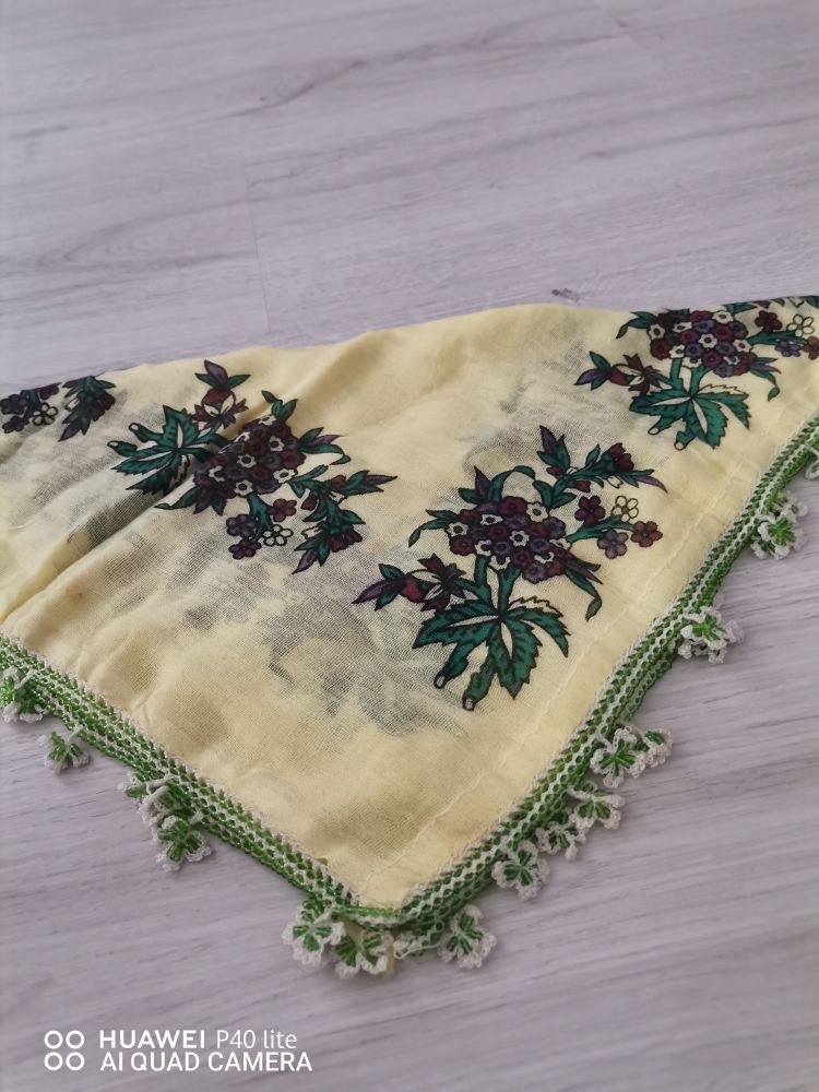 Sarı Çiçek Desenli Eşarp — görsel 2/4