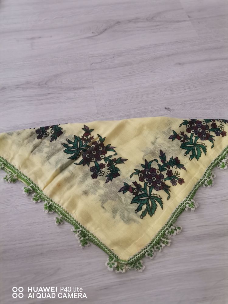 Sarı Çiçek Desenli Eşarp — görsel 3/4