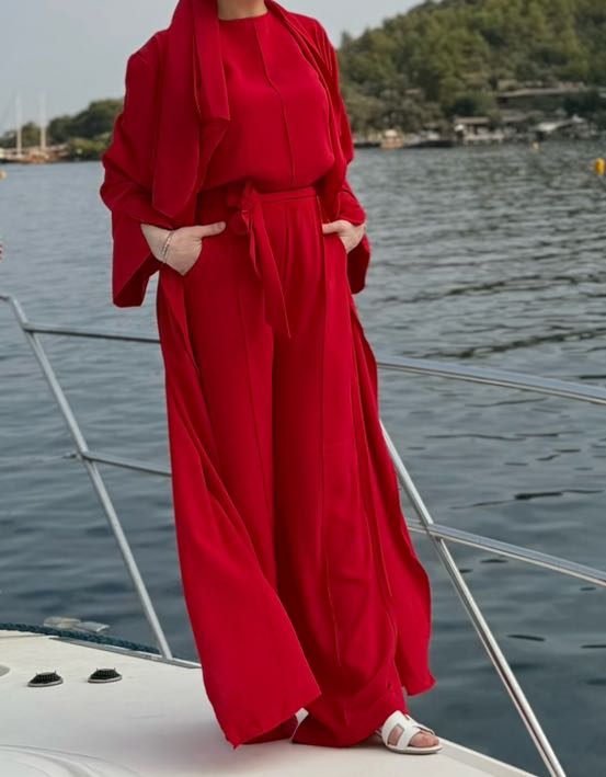 Kırmızı üçlü ve şallı takım — görsel 6/10