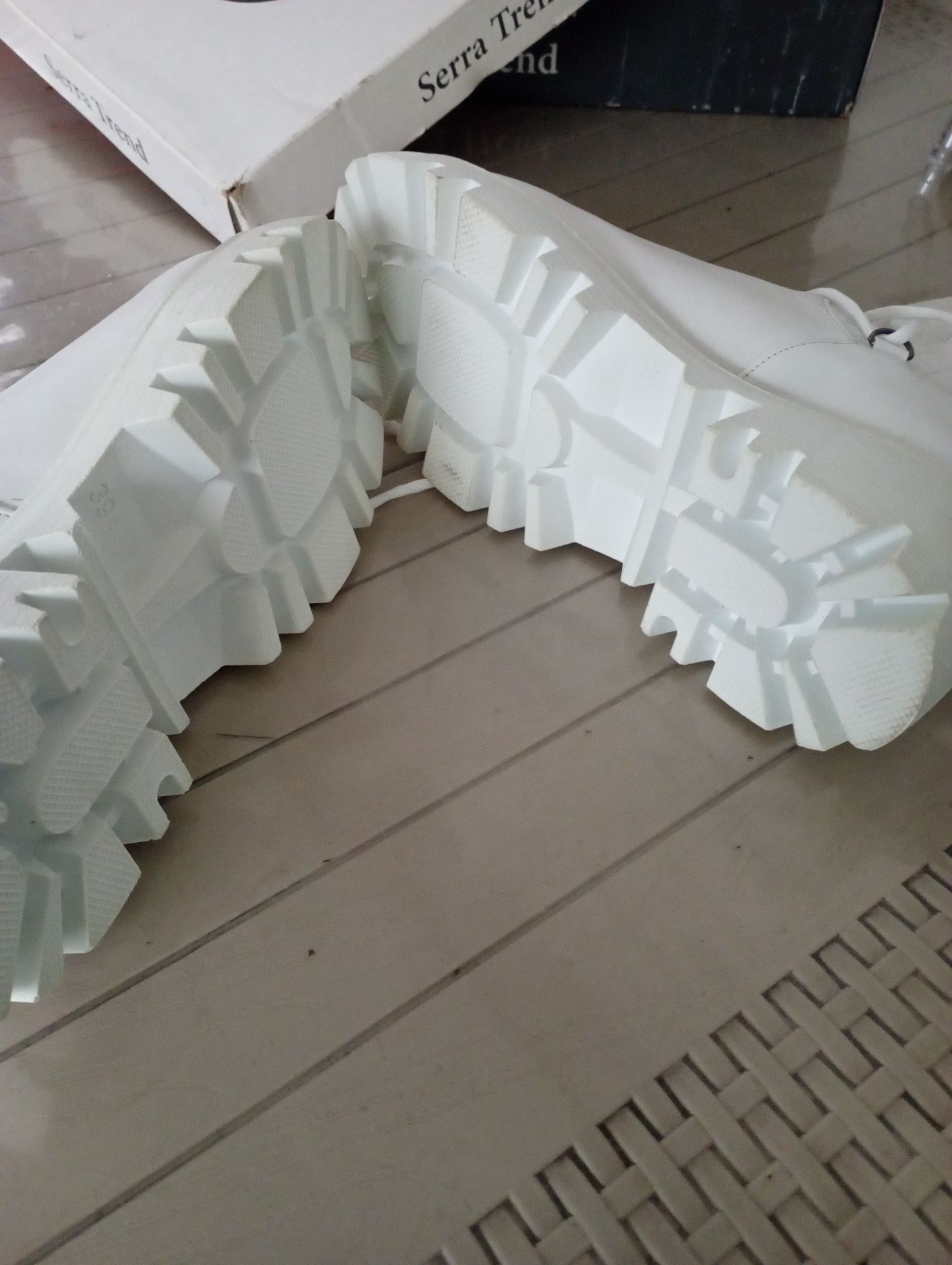 Beyaz Chunky Bot — görsel 2/4