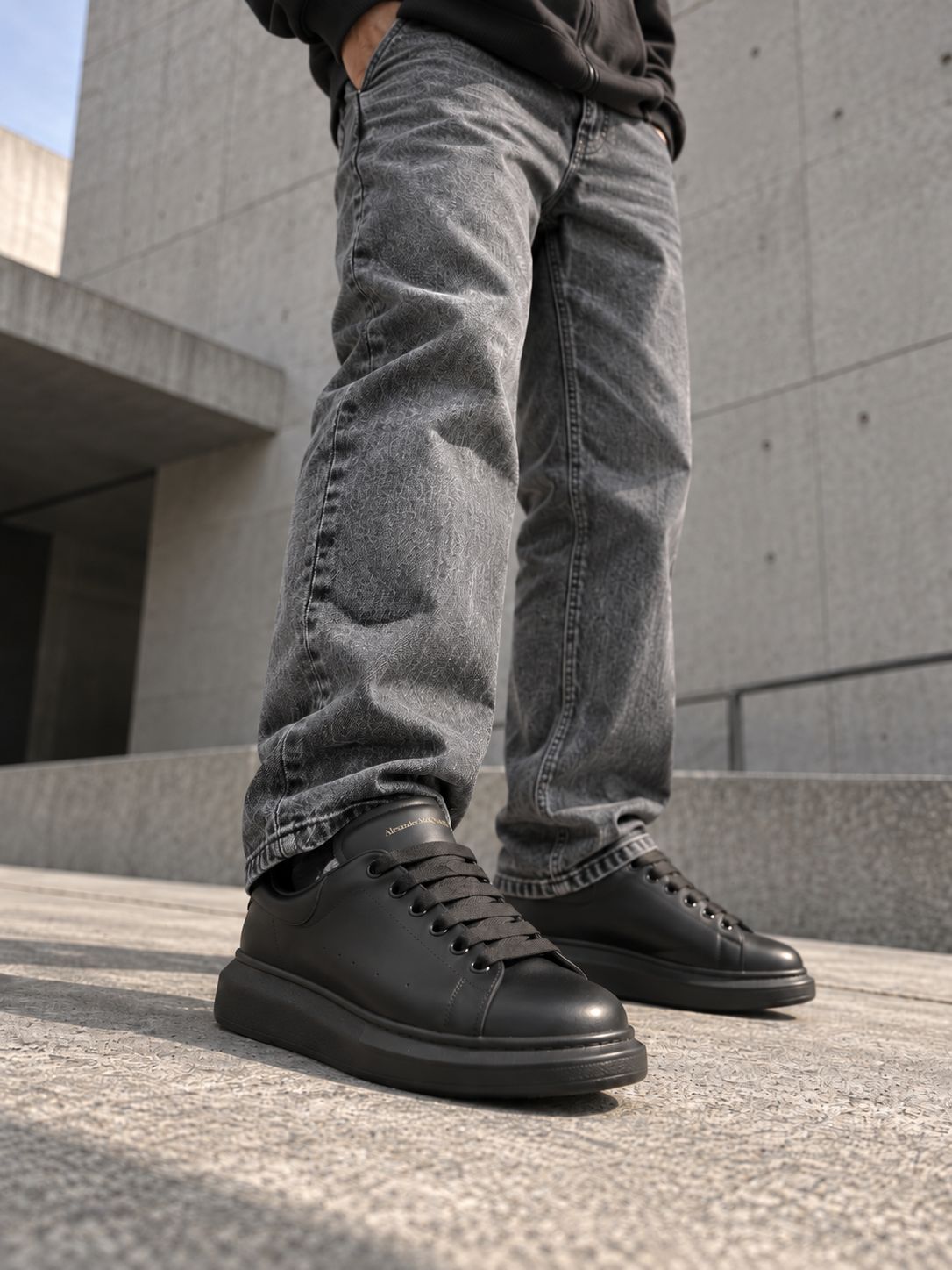 Alexander McQueen Oversized Sneaker — görsel 2/3
