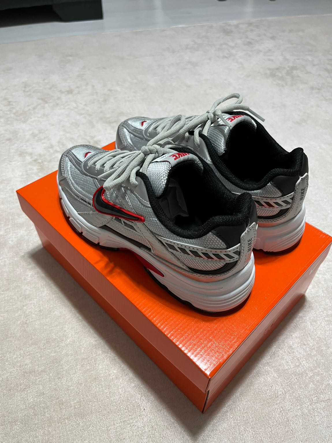 Nike Gri Spor Ayakkabı — görsel 2/5