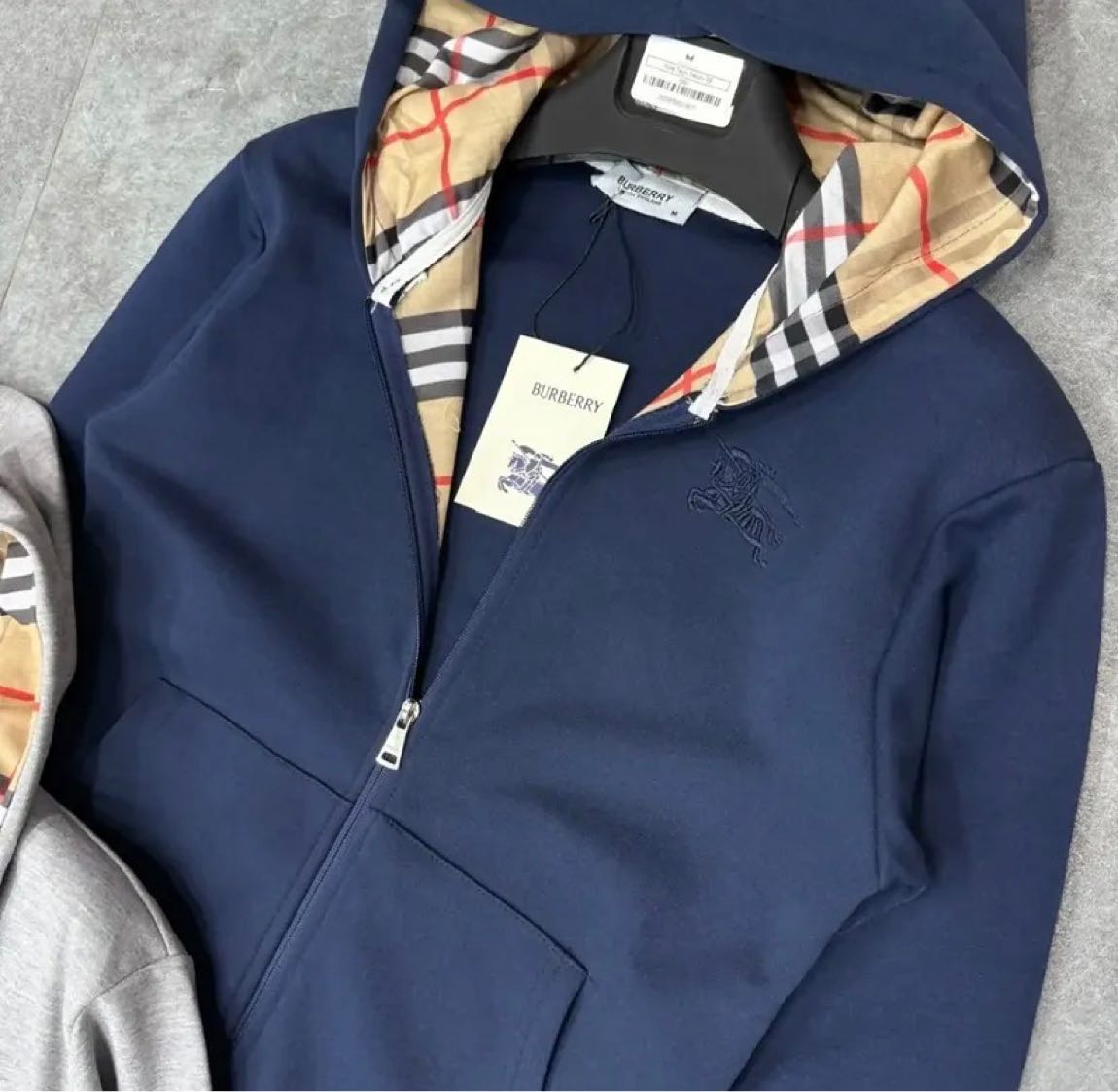 Burberry kapüşonlu hırka — görsel 2/4