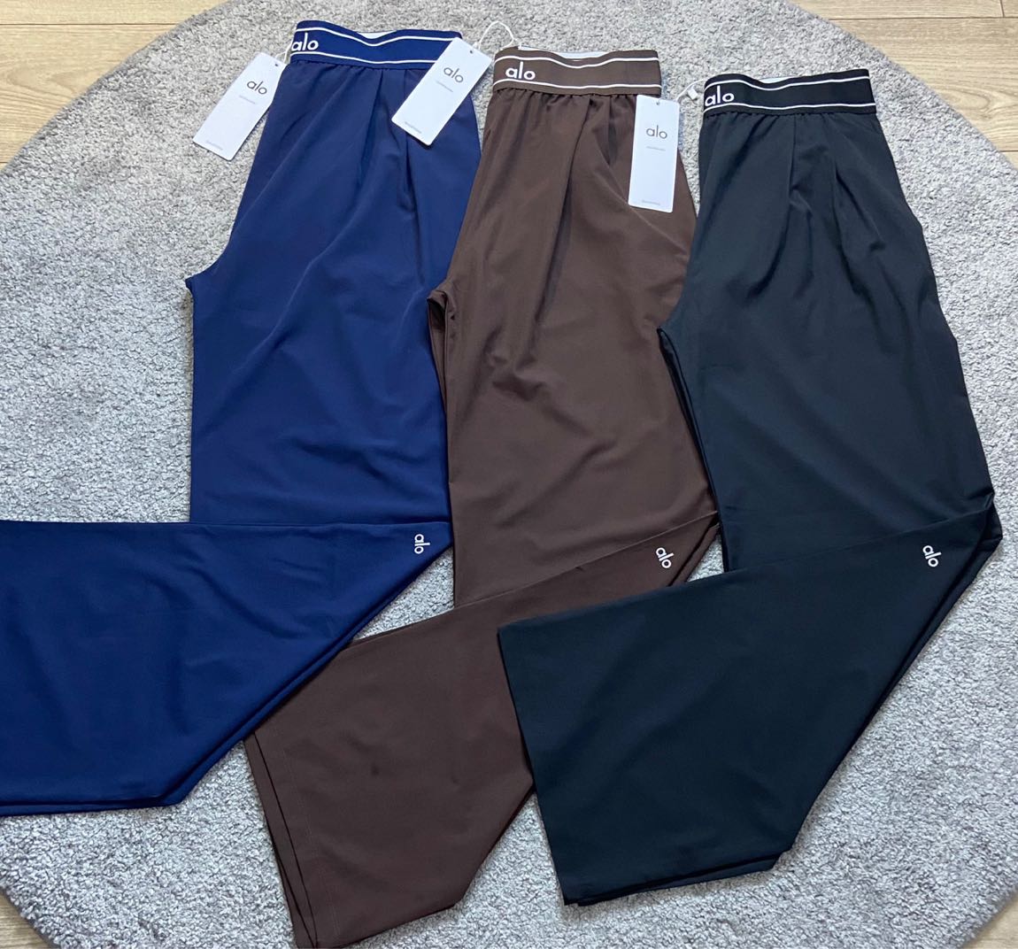 Alo Yoga Tişört ve Spor Pantolon Seti — görsel 3/4