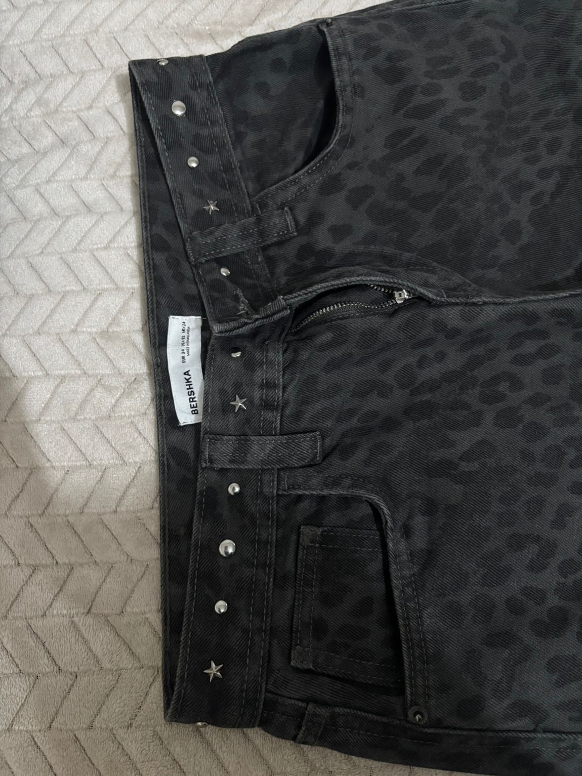 Bershka Leopar Desenli Zımbalı Jean — görsel 4/7