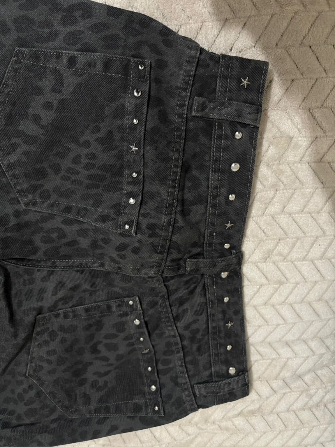 Bershka Leopar Desenli Zımbalı Jean — görsel 7/7