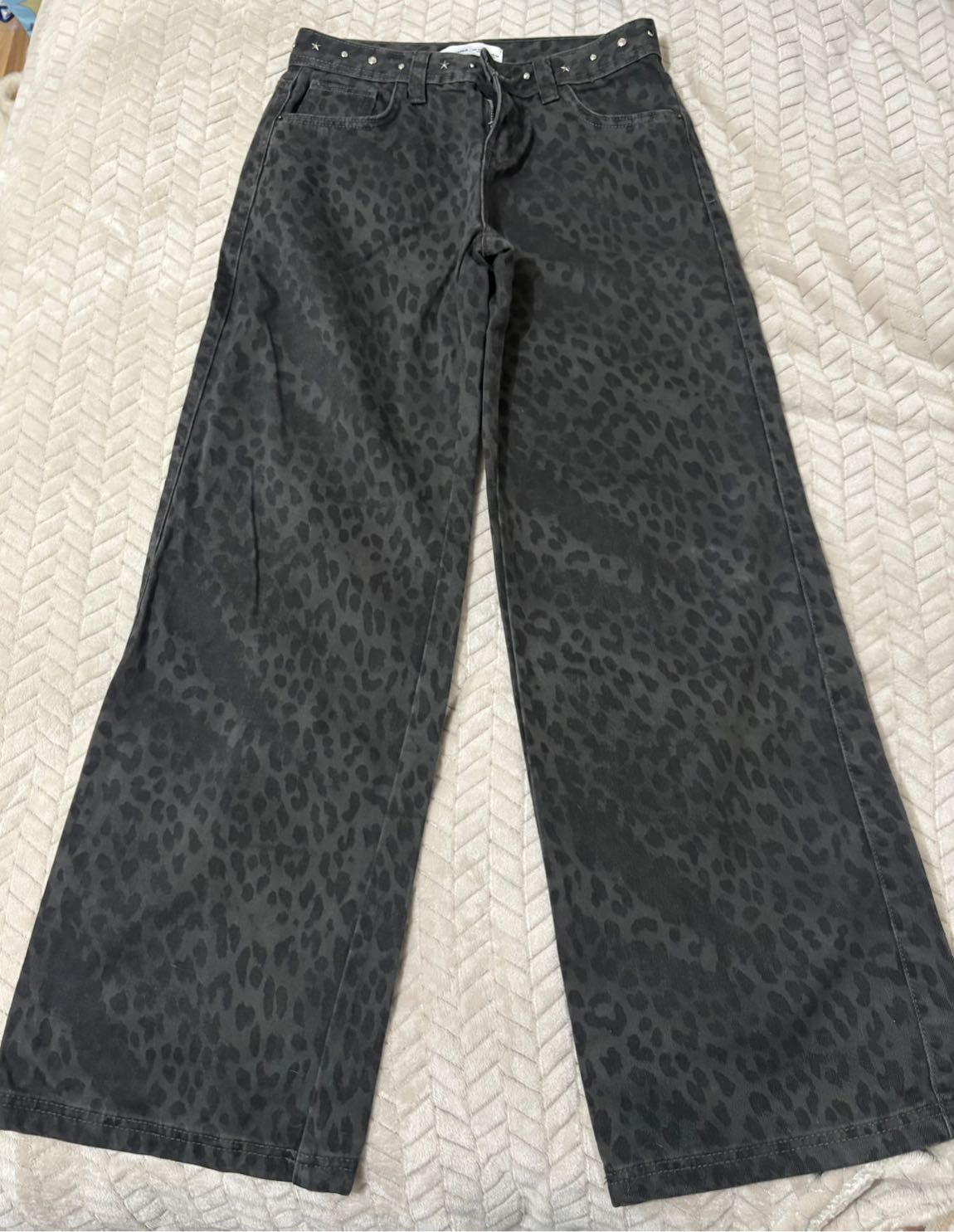 Bershka Leopar Desenli Zımbalı Jean — görsel 3/7