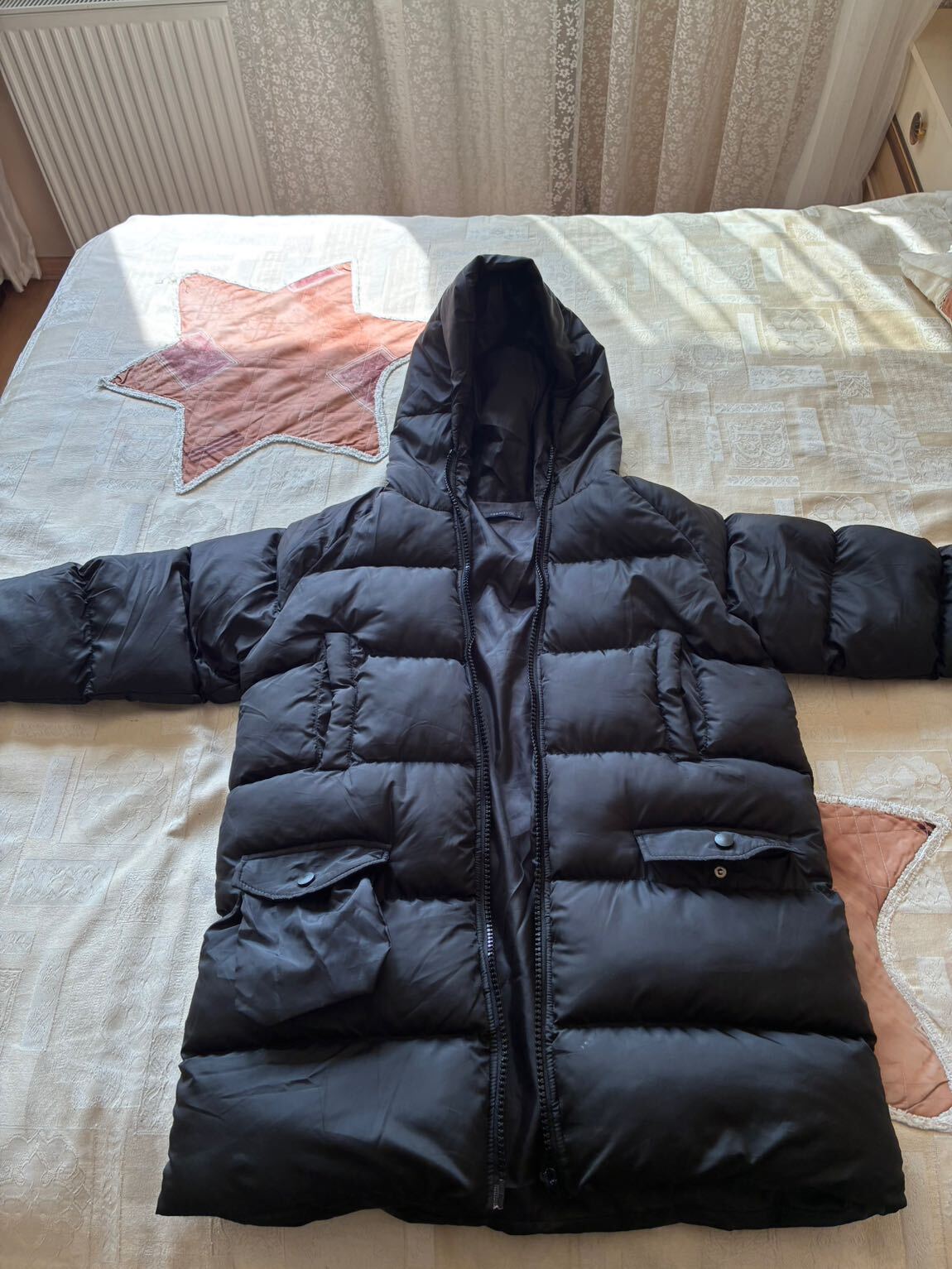 Kapüşonlu Siyah Mont — görsel 3/6