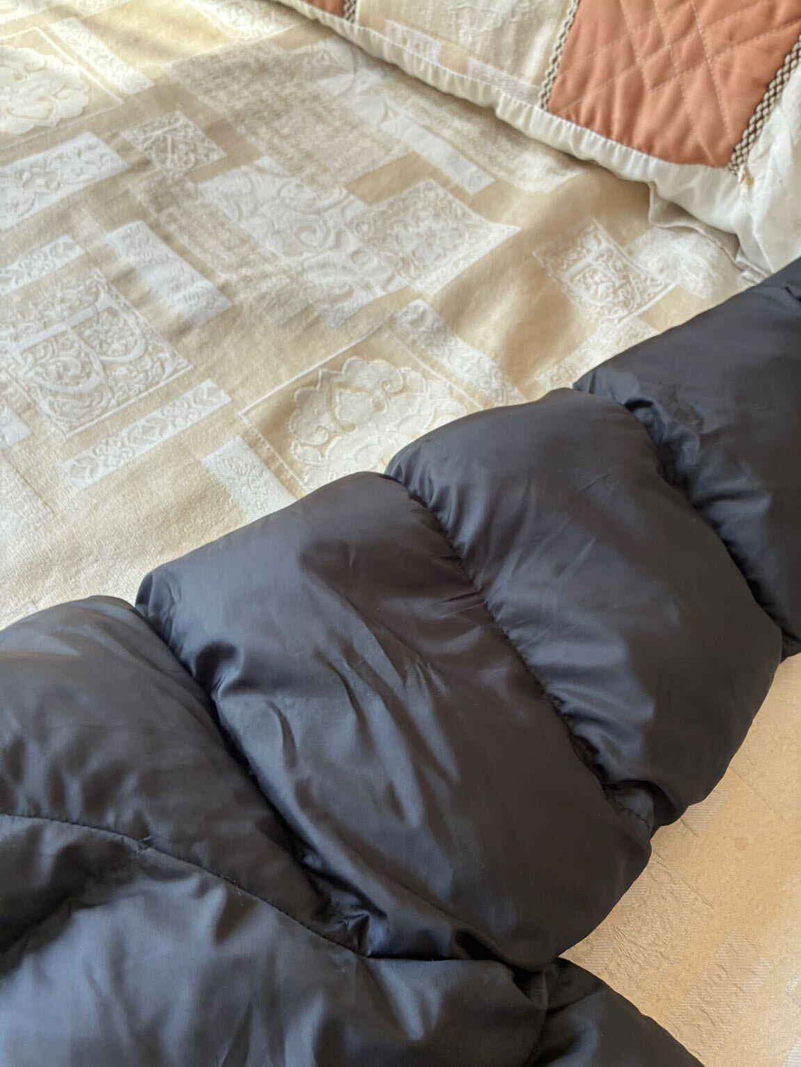 Kapüşonlu Siyah Mont — görsel 4/6