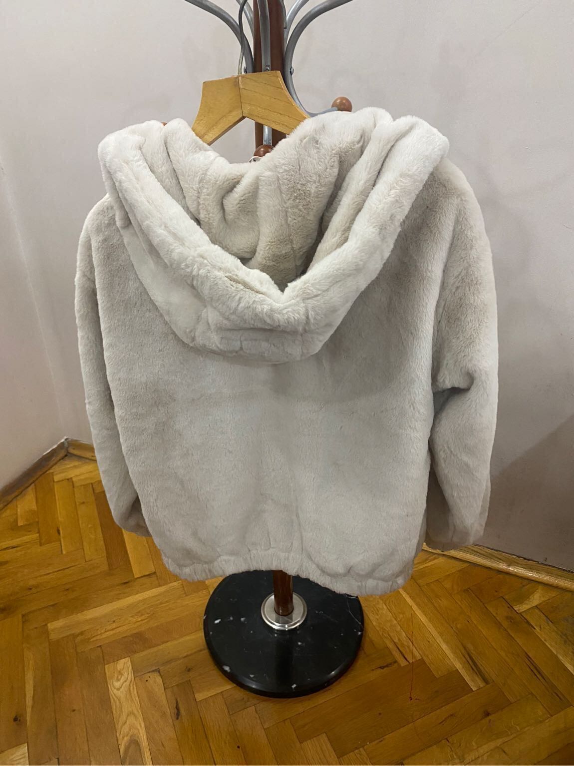 Kapüşonlu Bej Peluş Mont — görsel 4/4