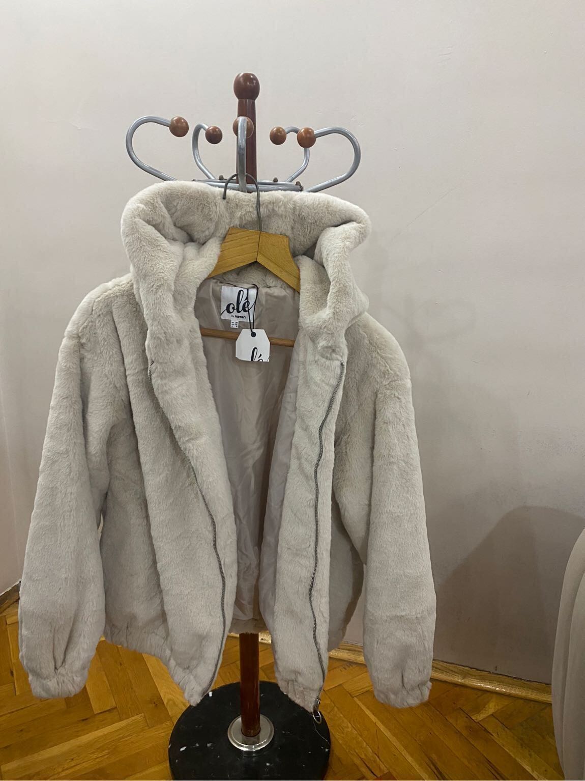 Kapüşonlu Bej Peluş Mont — görsel 2/4