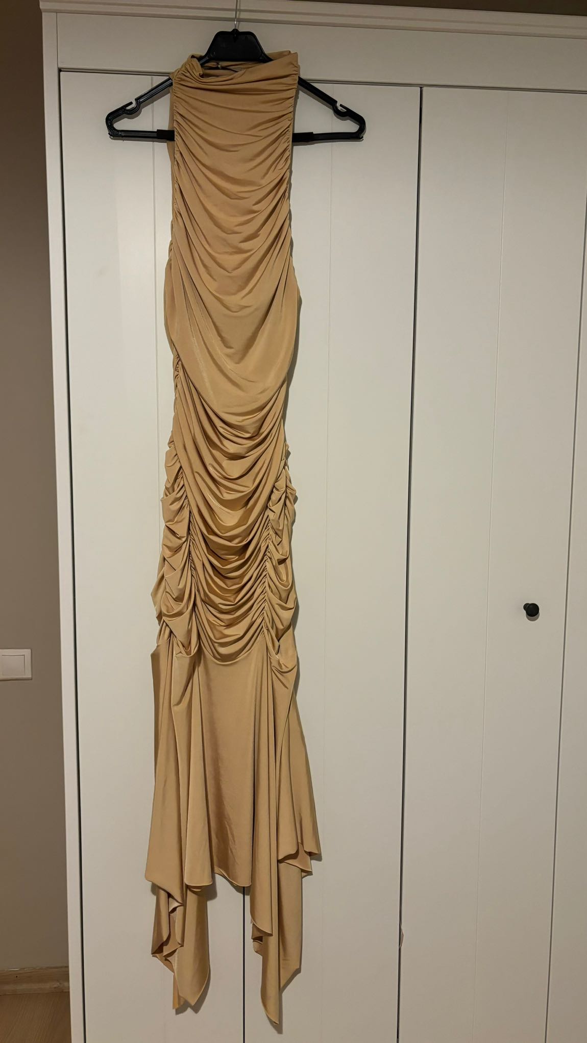 Nocturne halter yaka sarı drapeli elbise — görsel 2/8