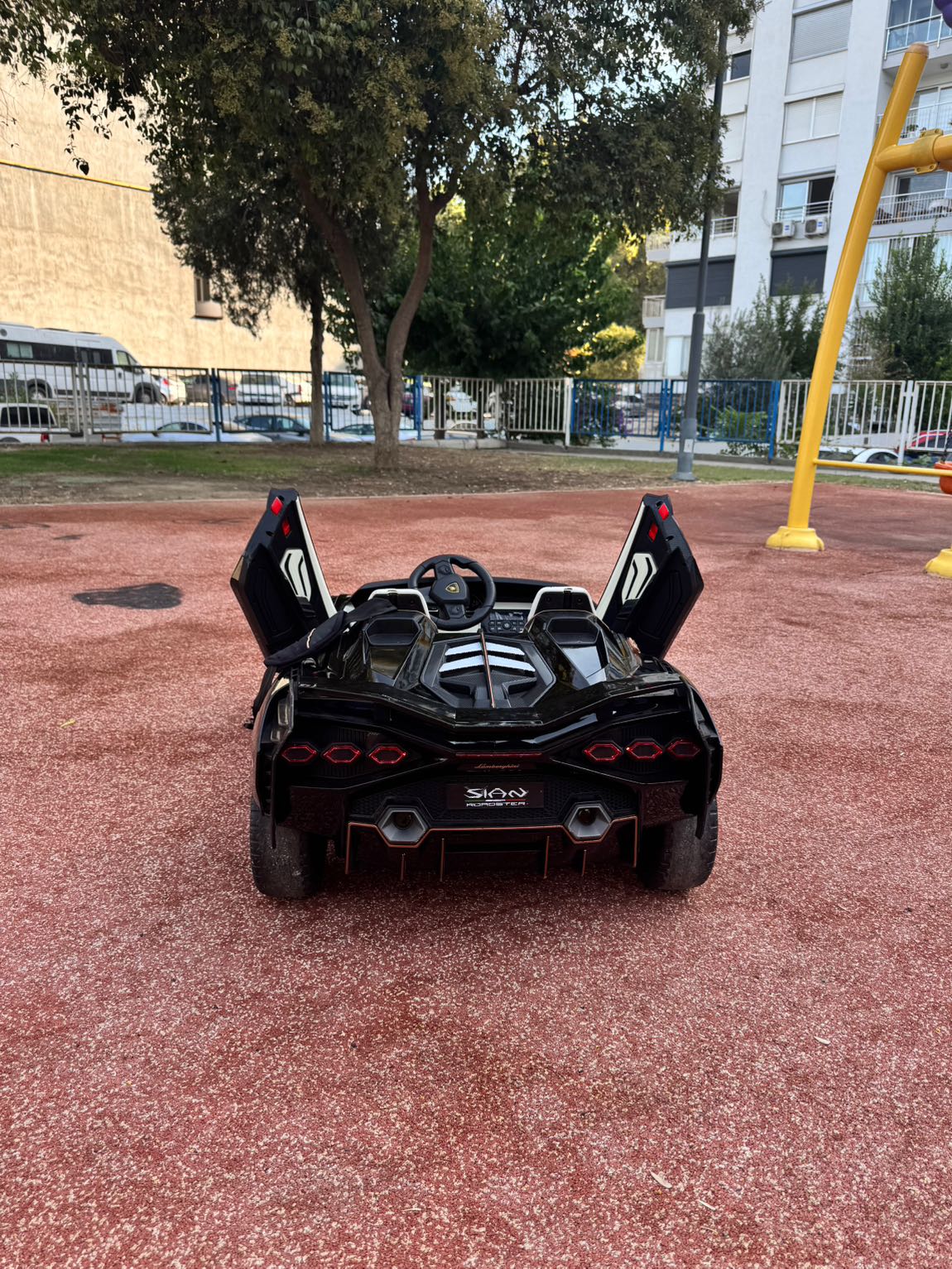 Lamborghini Sian Akülü Araba — görsel 4/6