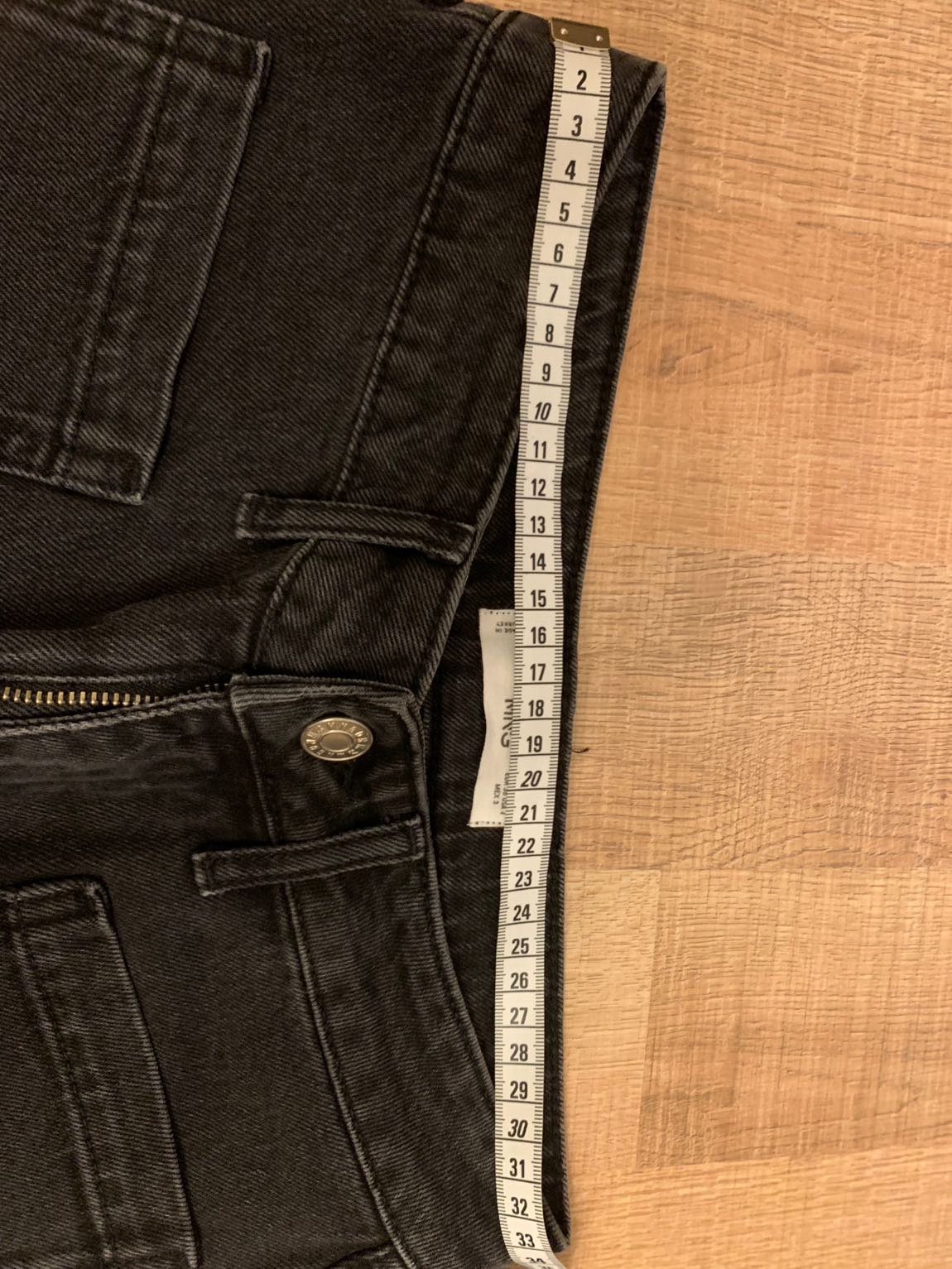 Mango önden cepli siyah jean — görsel 4/5