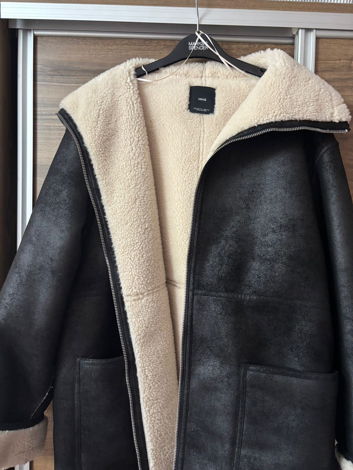 Mango Siyah içi peluş palto — görsel 4/6