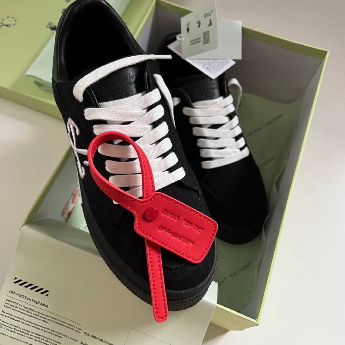 Off White Siyah Sneaker — görsel 3/3