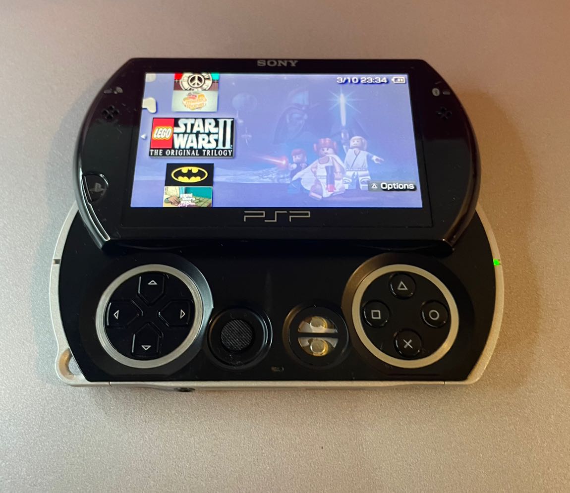 Sony PSP GO Oyun Konsolu — görsel 5/7