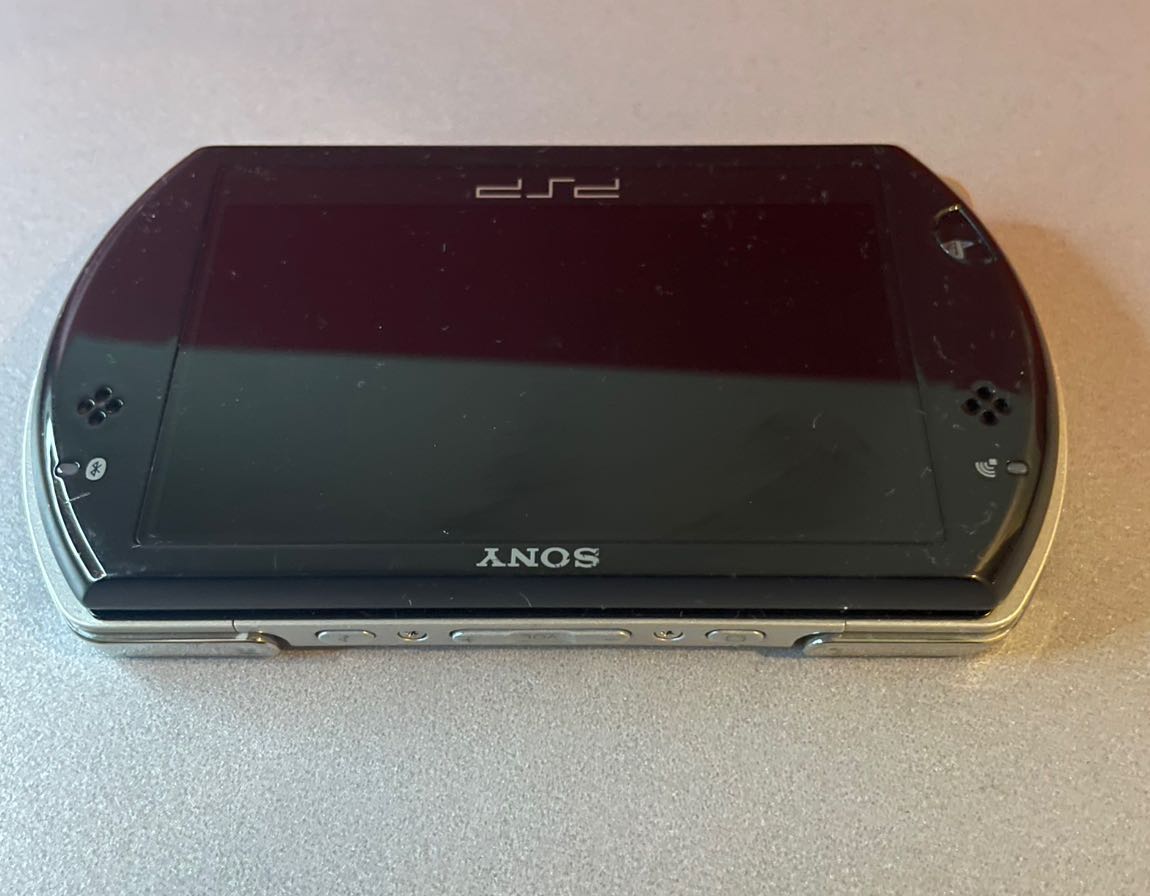 Sony PSP GO Oyun Konsolu — görsel 2/7