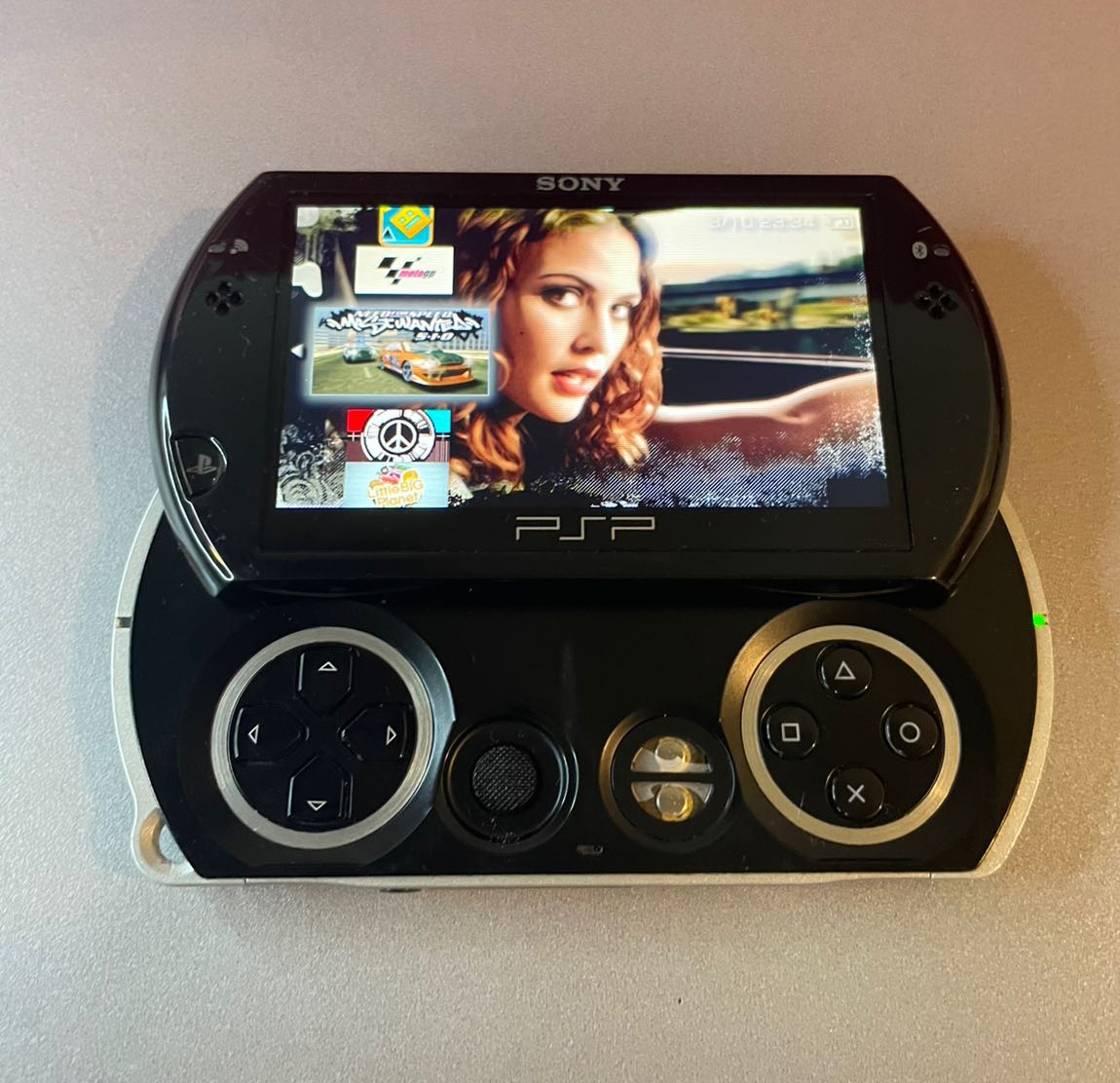 Sony PSP GO Oyun Konsolu — görsel 4/7