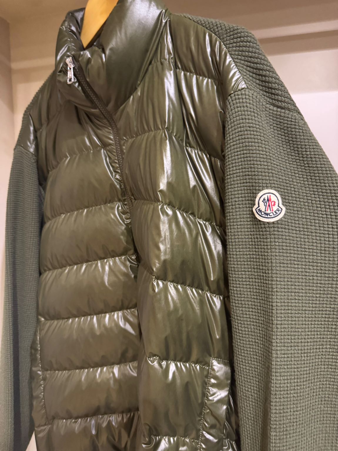 Moncler haki triko kollu şişme mont — görsel 4/4
